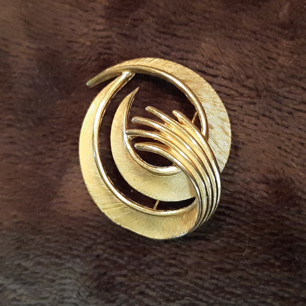 Vintage Trifari 1960's Gold Brooch Pin